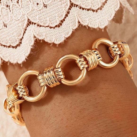 Gold Metal Chain Link Bracelet Accessory - Picture 2 of 3